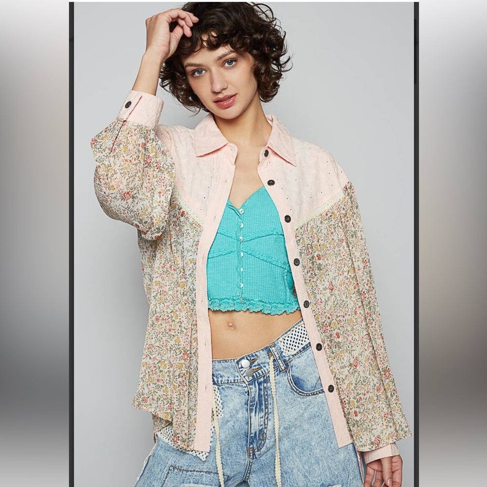POL Designed in balloon sleeve roomy fit top in printed woven. Button-Up